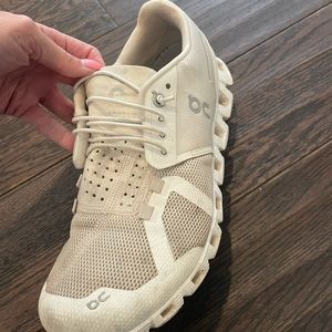 Womens on cloud tennis shoes